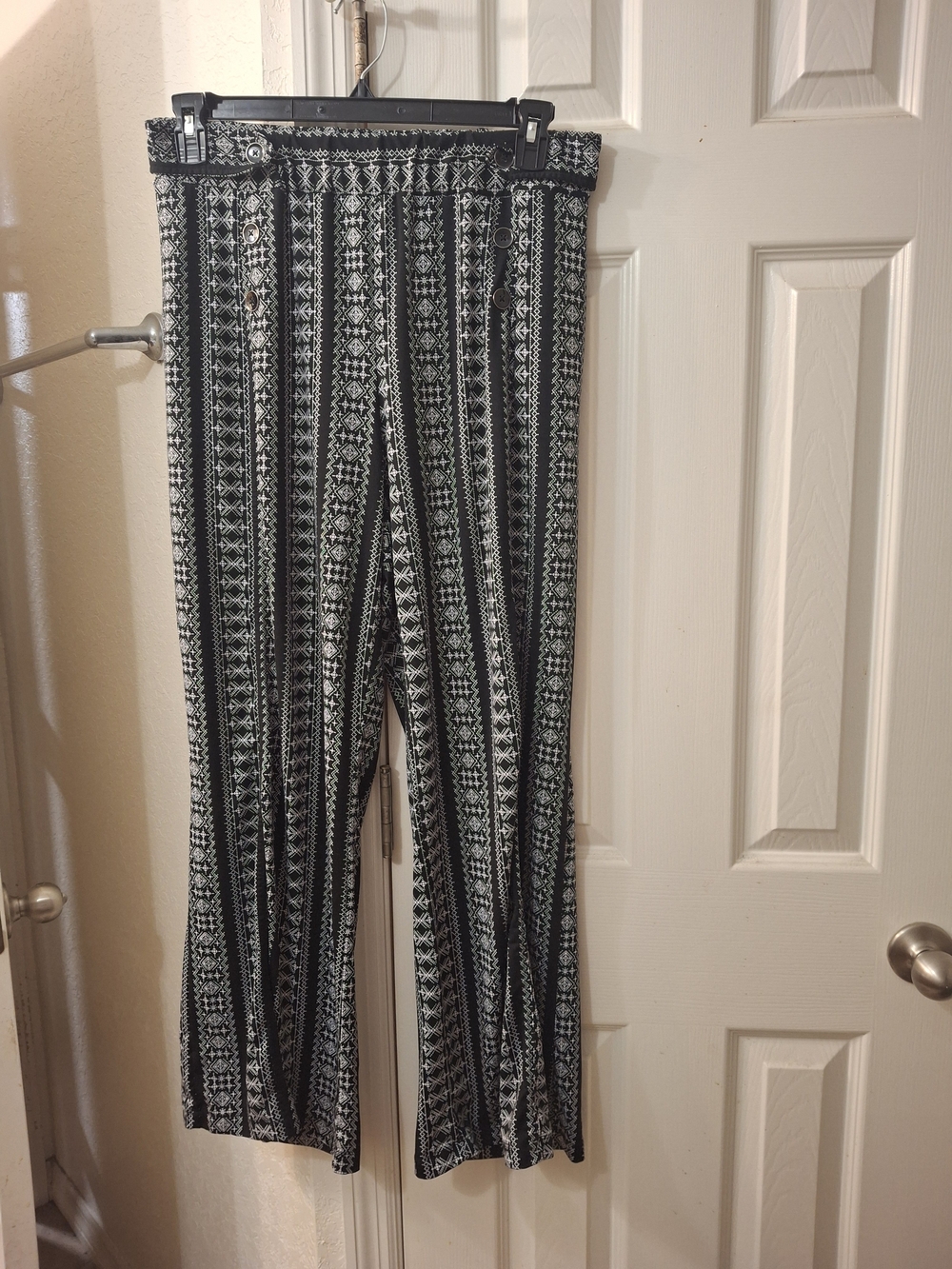 Women's Black & White Patterned Wide-Leg Pants